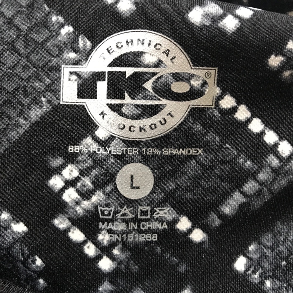 TKO Black/Gray Snake Print Capri Leggings Size Large NEW Compression Activewear - Picture 9 of 12